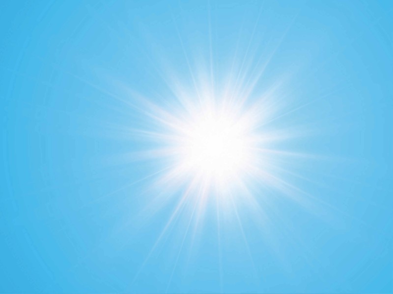 Sonne steht auf blauem Himmel